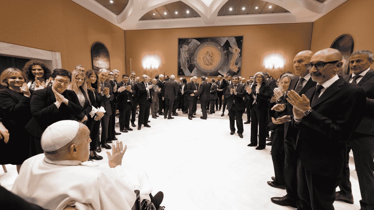 Pope welcomes Gemelli hospital physicians and staff to the Vatican