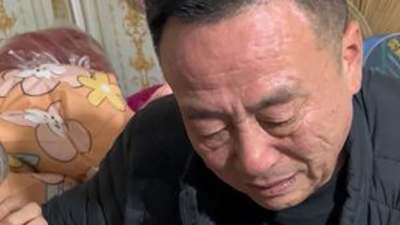 年初一晚上#我和你三哥给老人拜年#实拍我们家的真实日常视频 #三嫂原创视频主打一个真实三嫂摆地摊，20年后每天日常家庭琐碎#我们俩口子向天下的父母拜年了🙏🏻🙏🏻🙏🏻🙏🏻🙏🏻🙏🏻