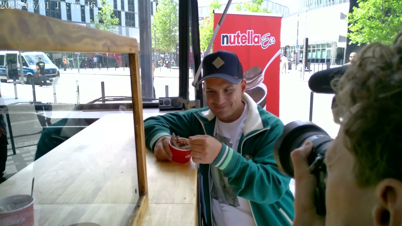 Pietro Lombardi Fan Treffen in Berlin am Uber Platz ( Mercedes Benz Arena)