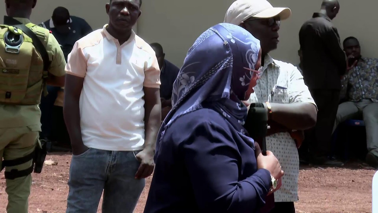 WAZIRI MKUU ANAZUNGUMZA NA WANANCHI WA ROMBO