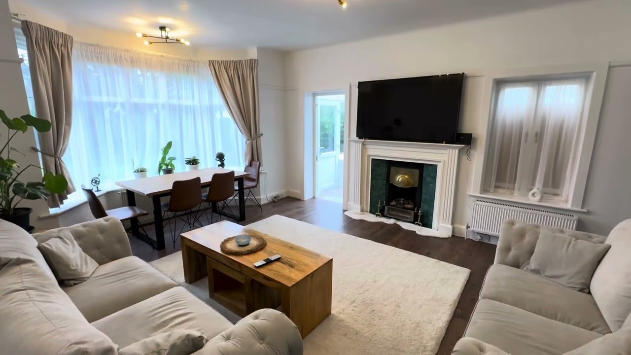 Three Bedroom Apartment For Sale in Bournemouth / Thacker and Revitt