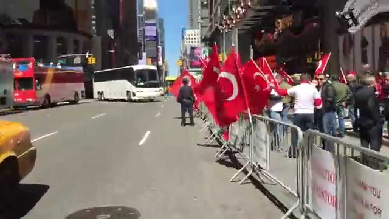 FDNY RESCUE 1 BLAZING THROUGH HEAVY TRAFFIC WITH Q SIREN & SERIOUS AIR HORN IN MANHATTAN, NYC.