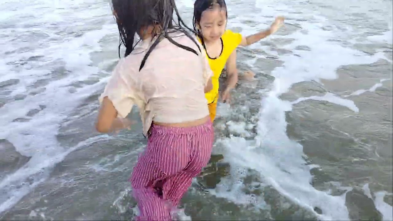 Ba Bố con tắm biển VT