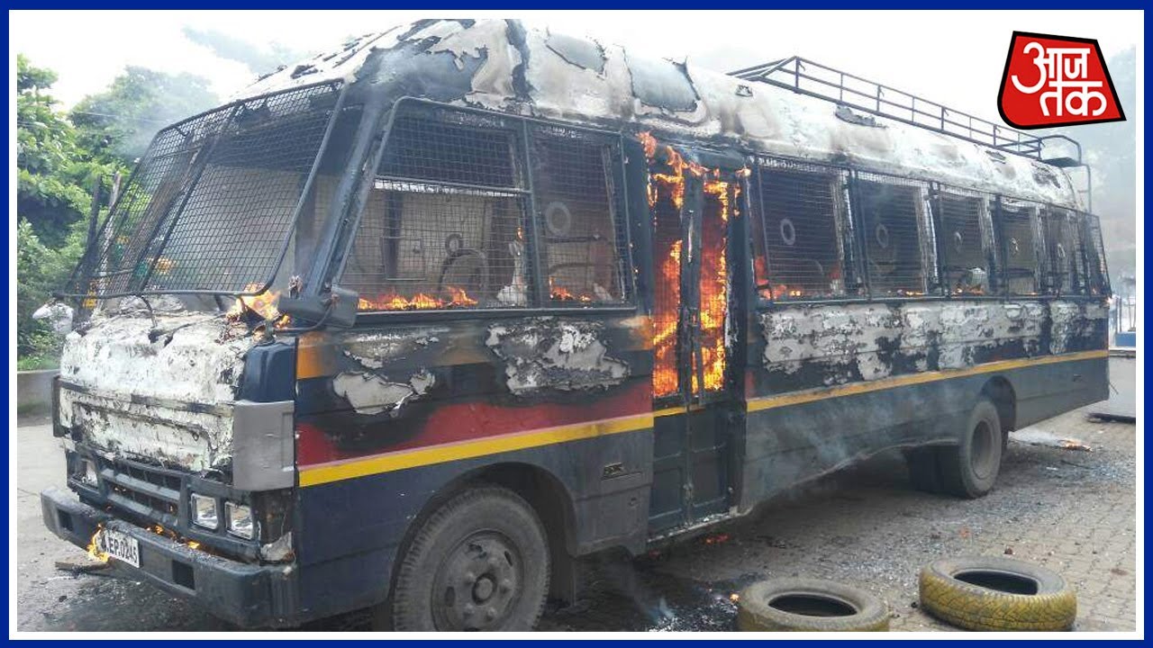 Mumbai 25 Khabrien: Maharashtra Farmers Burn Down Police Van