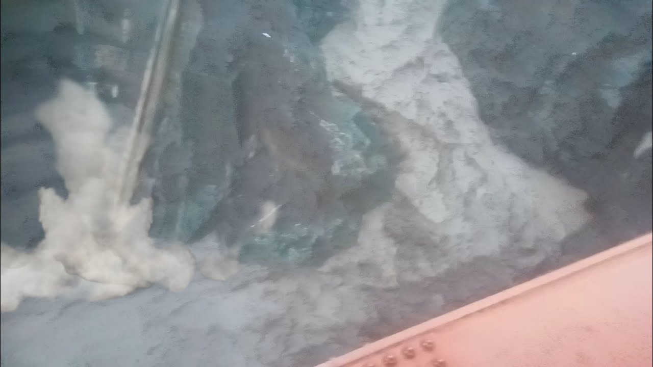 Ужас! Момент прорыва дамбы во время масштабного наводнения.