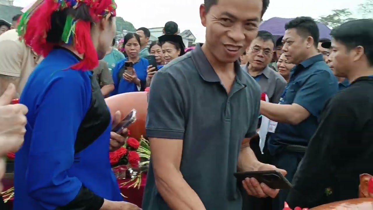 Ban giám khảo chấm điểm thi quay Lợn chào mừng hội chợ Mẹt 12tháng Giêng 