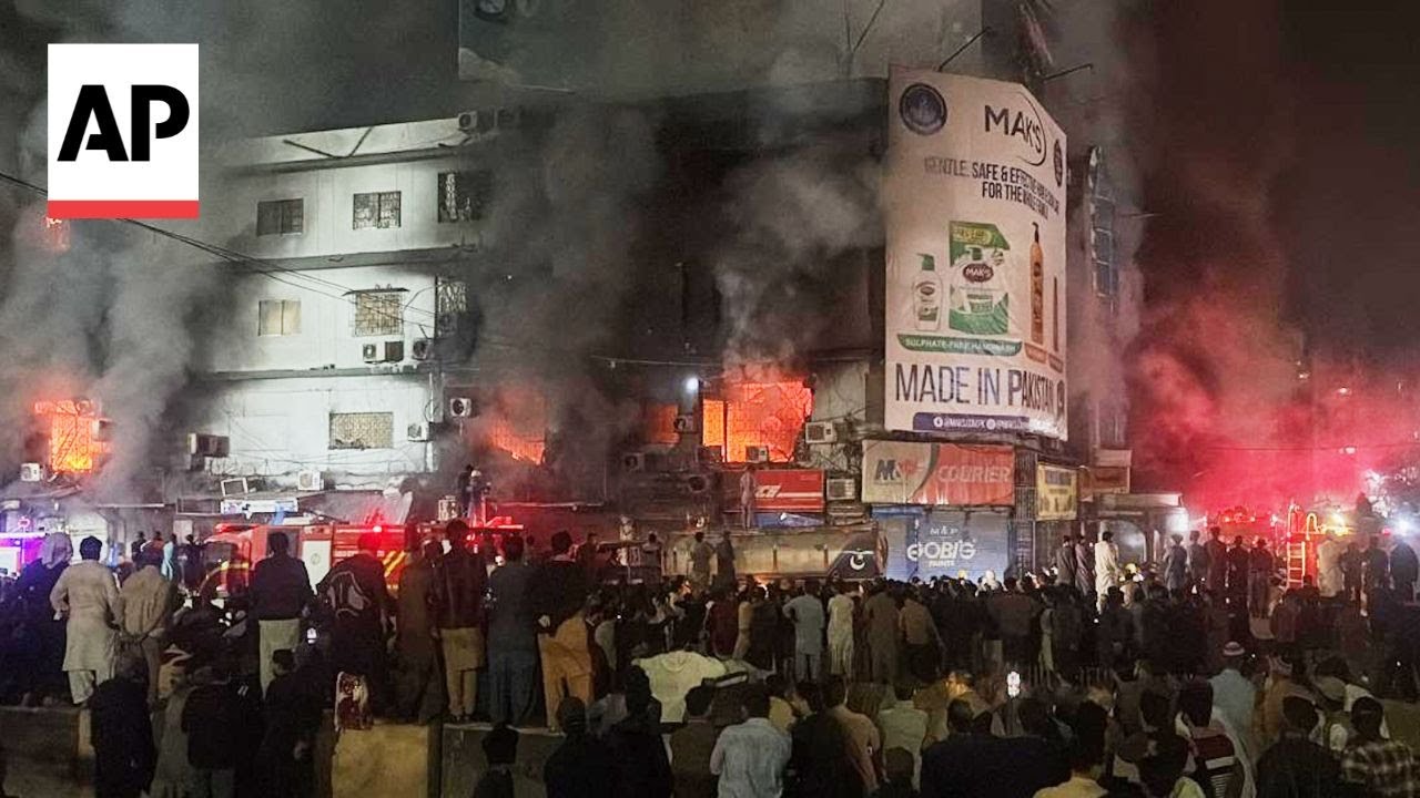 Massive fire at Pakistan&nbsp;shopping mall kills 3 people