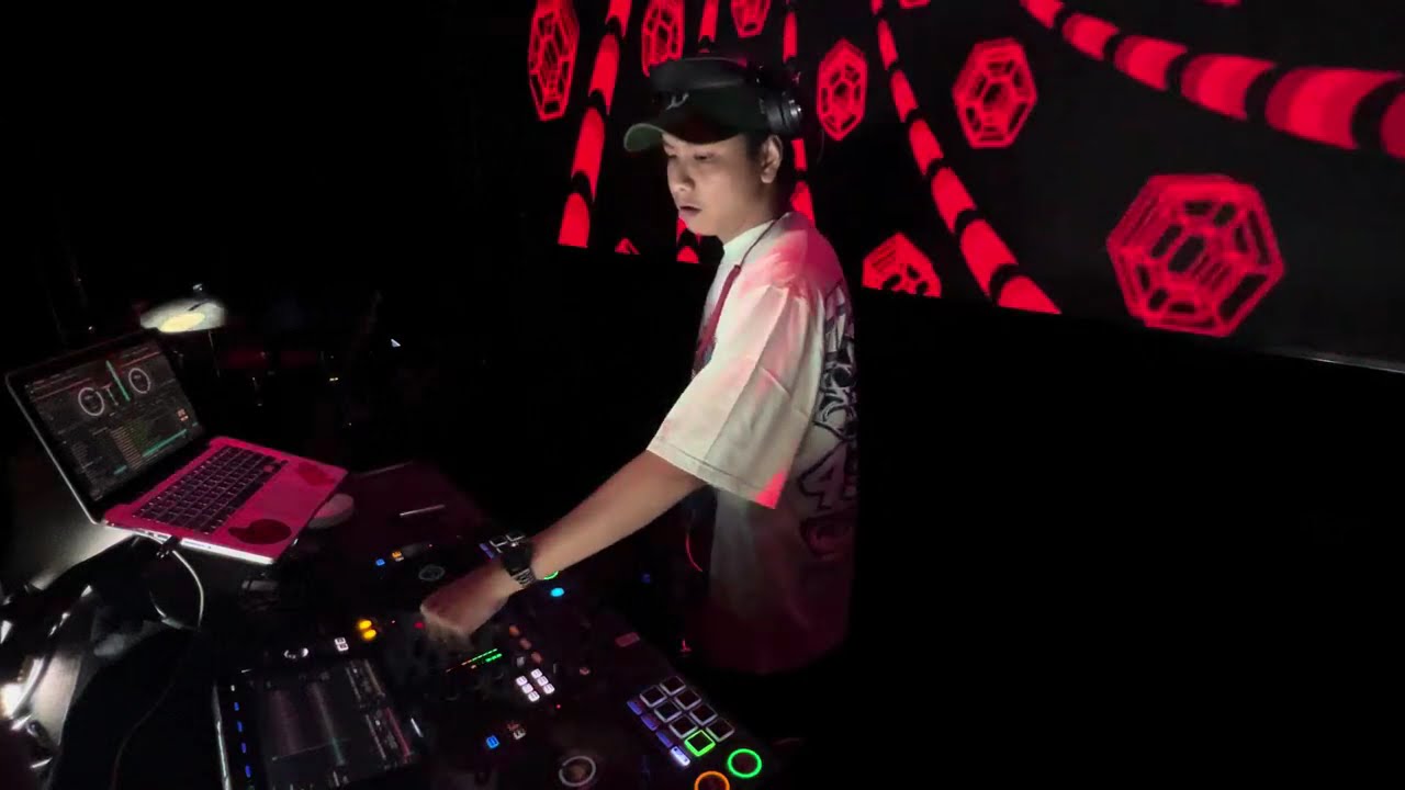 ALBY LIVE SET AT CAPO 01