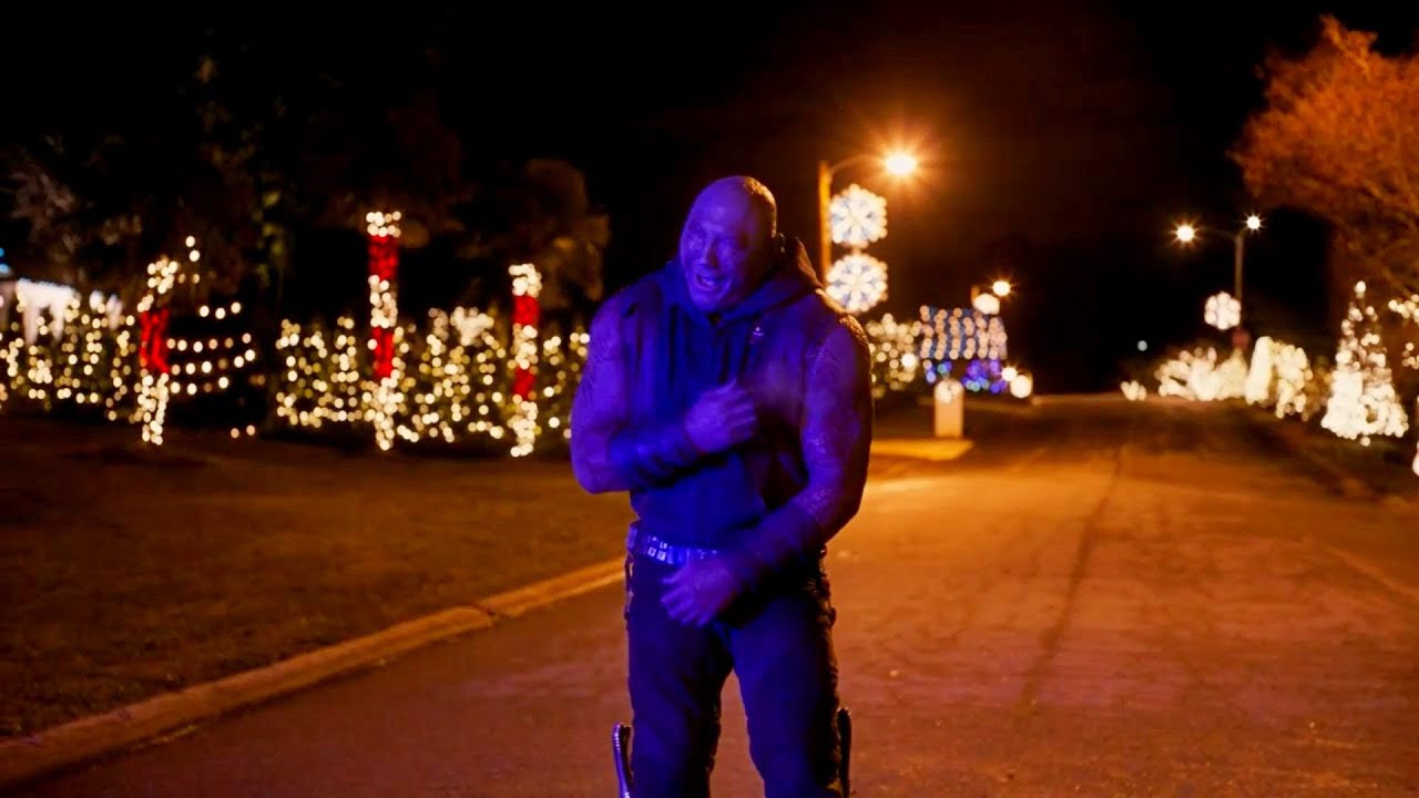 Дракс и Мантис уделывают полицейских на Земле (