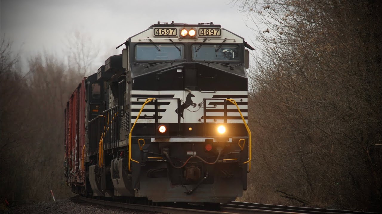 NS 37E with a friendly crew meets NS 882 at MP378.8 in Kendallville Indiana
