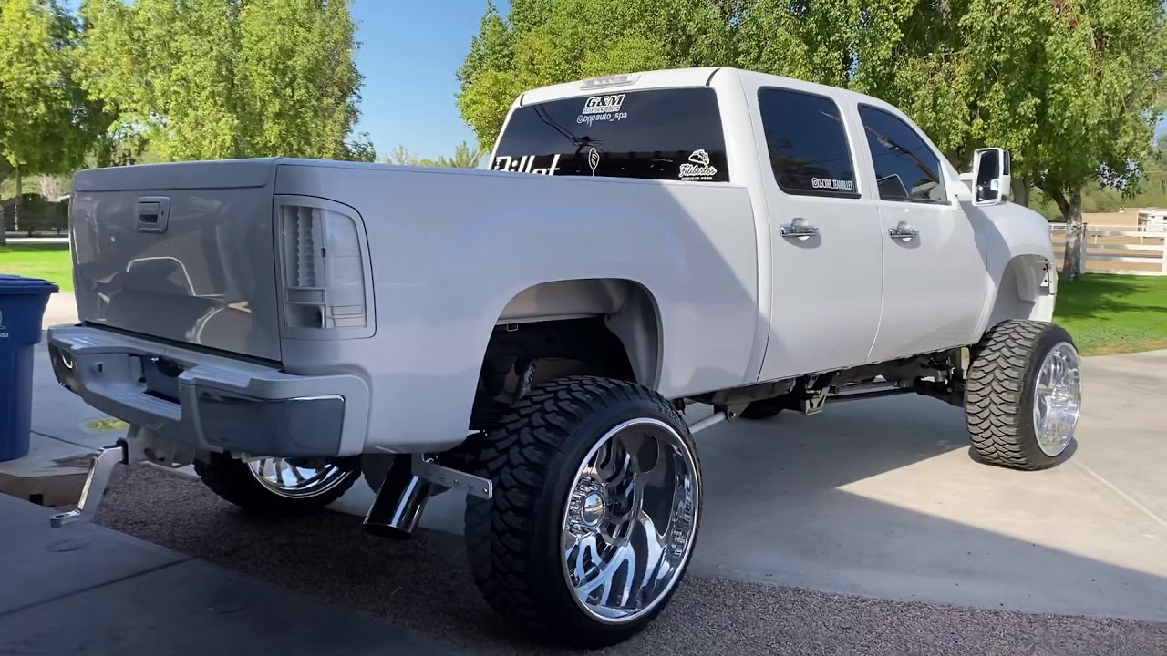 WALKAROUND lifted Duramax 26x16s