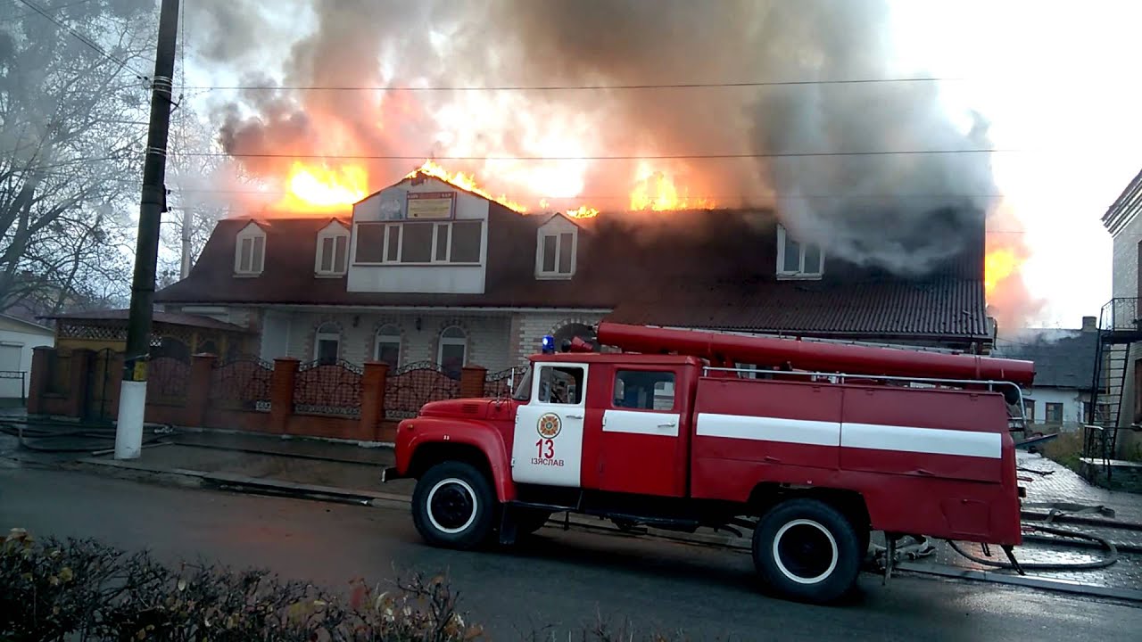 Ізяслав, по вулиці Шевченка горить кафе-бар «Надія».