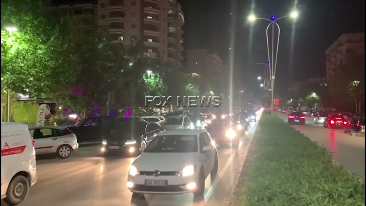 &lsquo;Paralizohet&rsquo; totalisht Vlora, dyndja e pushuesve r&euml;ndon trafikun edhe gjat&euml; mbr&euml;mjes