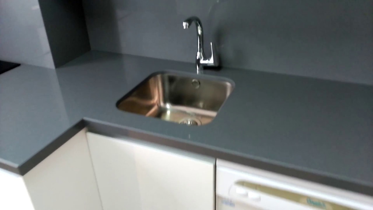 Muebles de cocina blancos tirador efecto gola en Valladolid