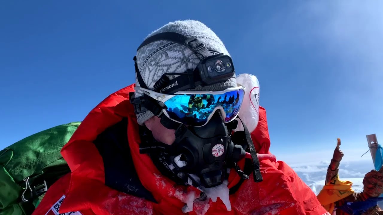 Her er Frank Løke på toppen av Mount Everest