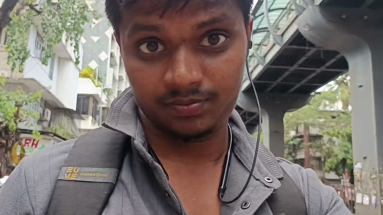 Andheri East Mumbai station to airport bus ka line me bahut beed h