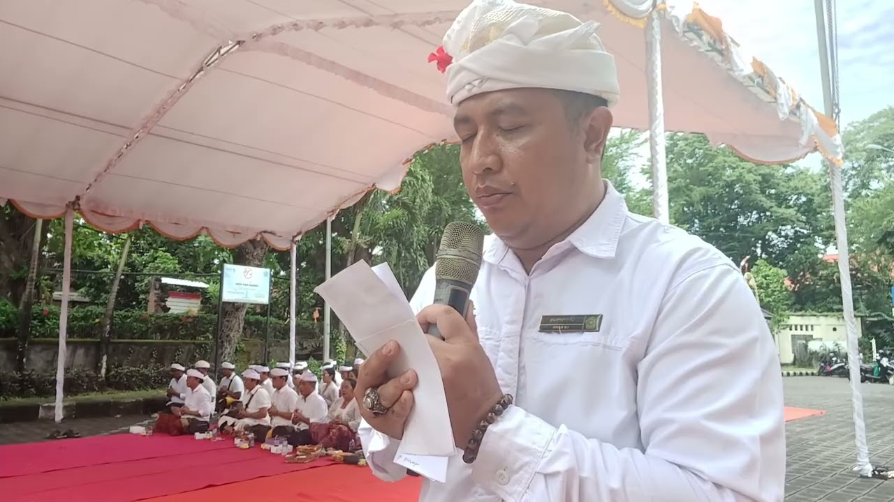 Pengenter Pemuspan Piodalan Ring Padmasana Kantor Sewaka Darma Kota Denpasar