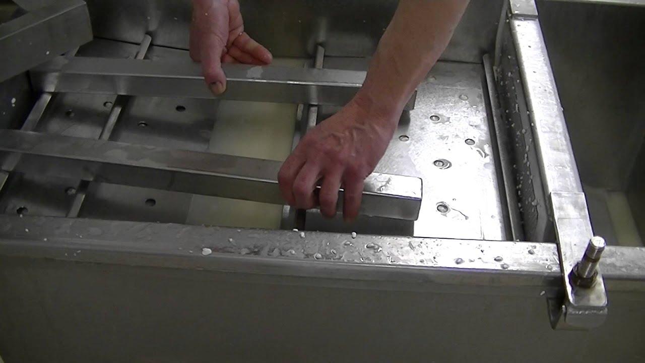 Fabrication de la Tomme de Brebis : épisode 5 - pré-pressage avant moulage