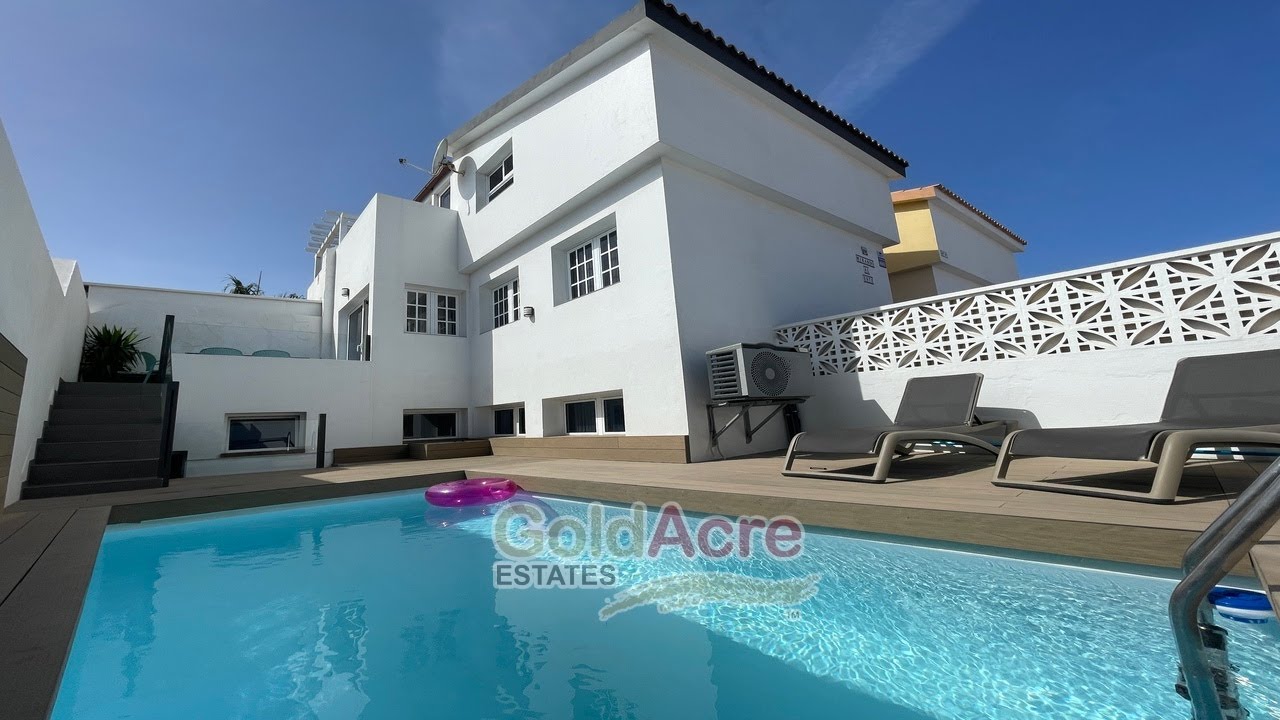 Corralejo town center villa with pool now for sale - sleeps 6!!
