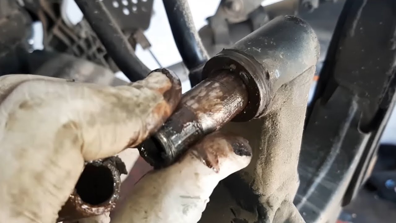 lo fácil que es cambiar los bujes de tijera  de la moto fz yamaha