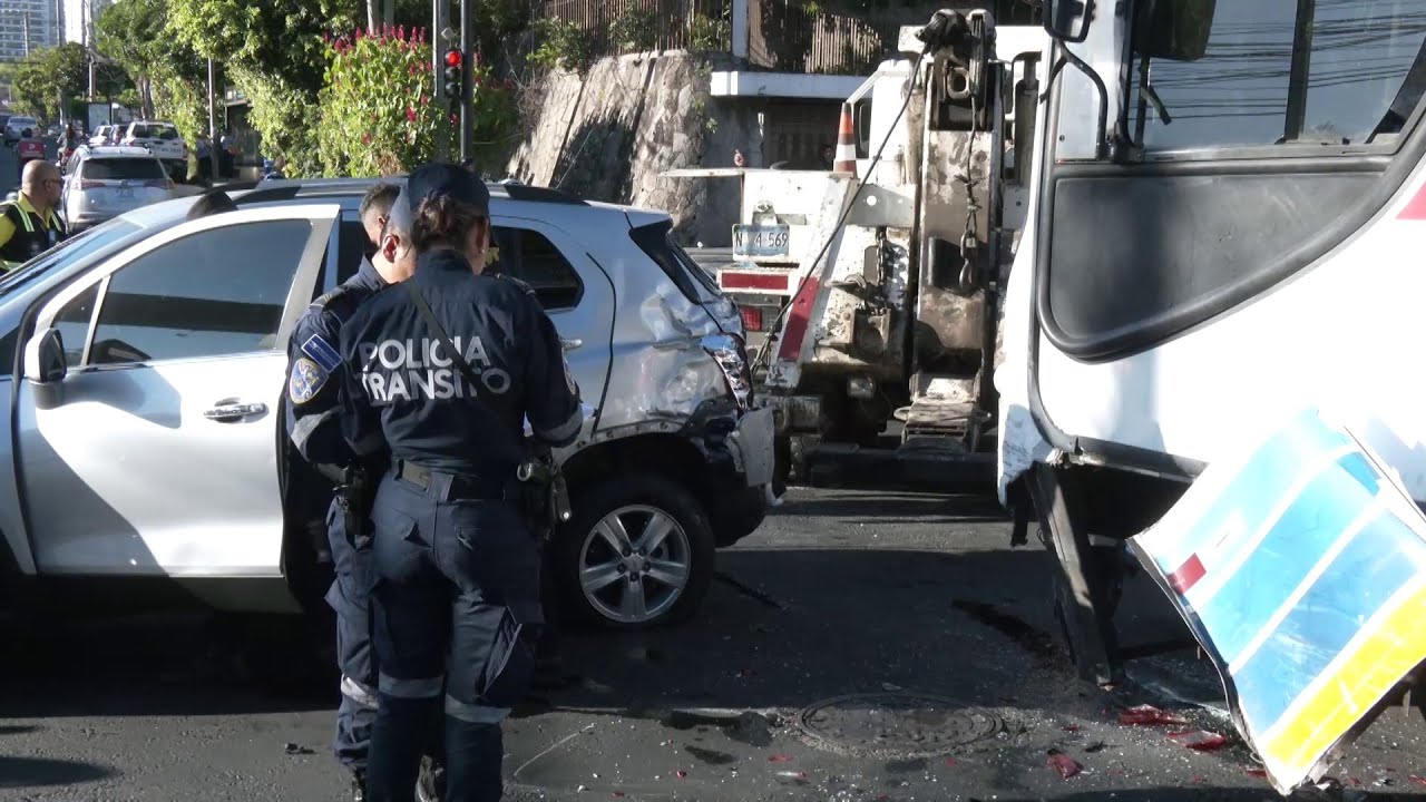 Varios lesionados en múltiple accidente de tránsito sobre la 79 avenida norte