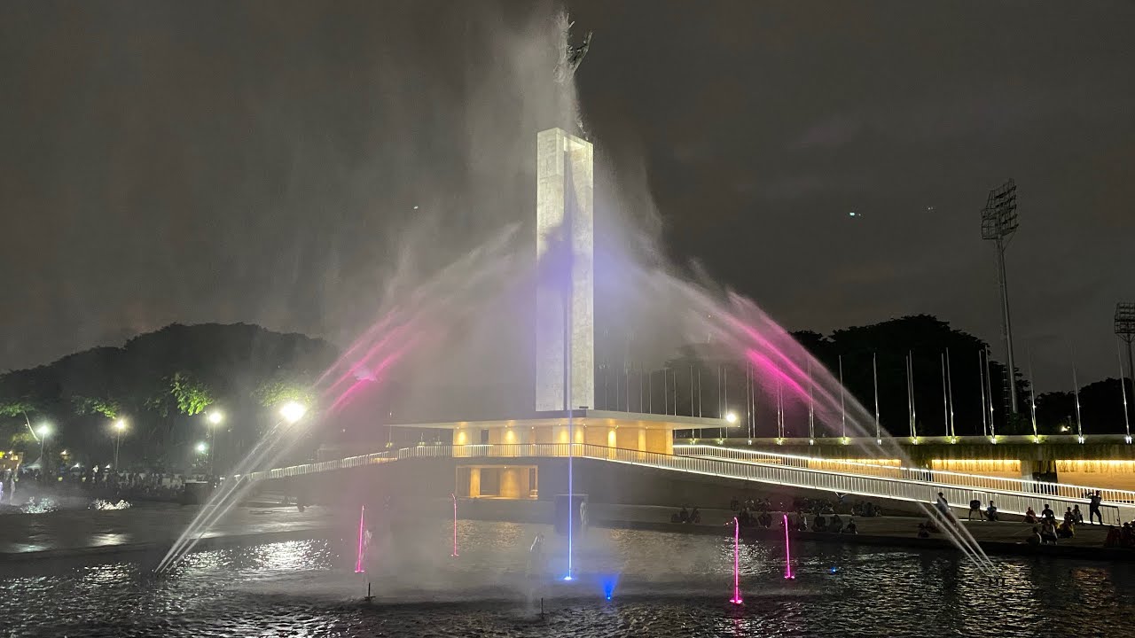 Freya Melihat Air Mancur Menari di Taman Lapangan Banteng | Watching Dancing Fountain in Jakarta