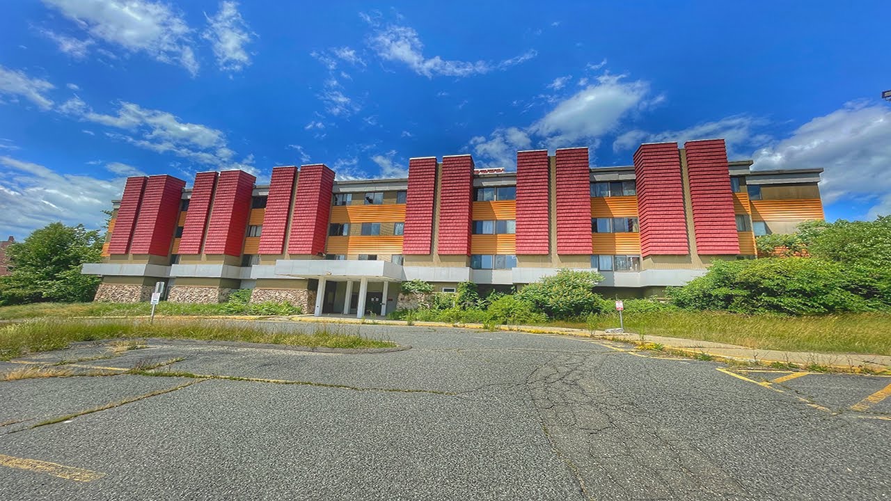 Abandoned Veterans Hospital, Tons Of Stuff Left Behind, Creepy Basement, Opened 1954, Left in 2014