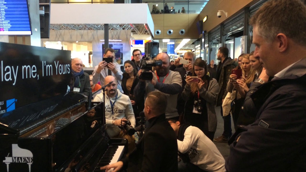 Matthew Lee met le feu à l'aéroport de Charleroi