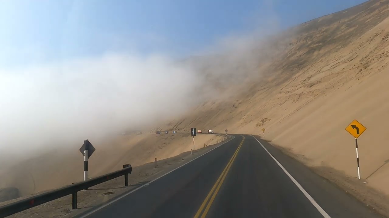 Pasando el serpentín de Pasamayo una carretera exclusivo para camiones.