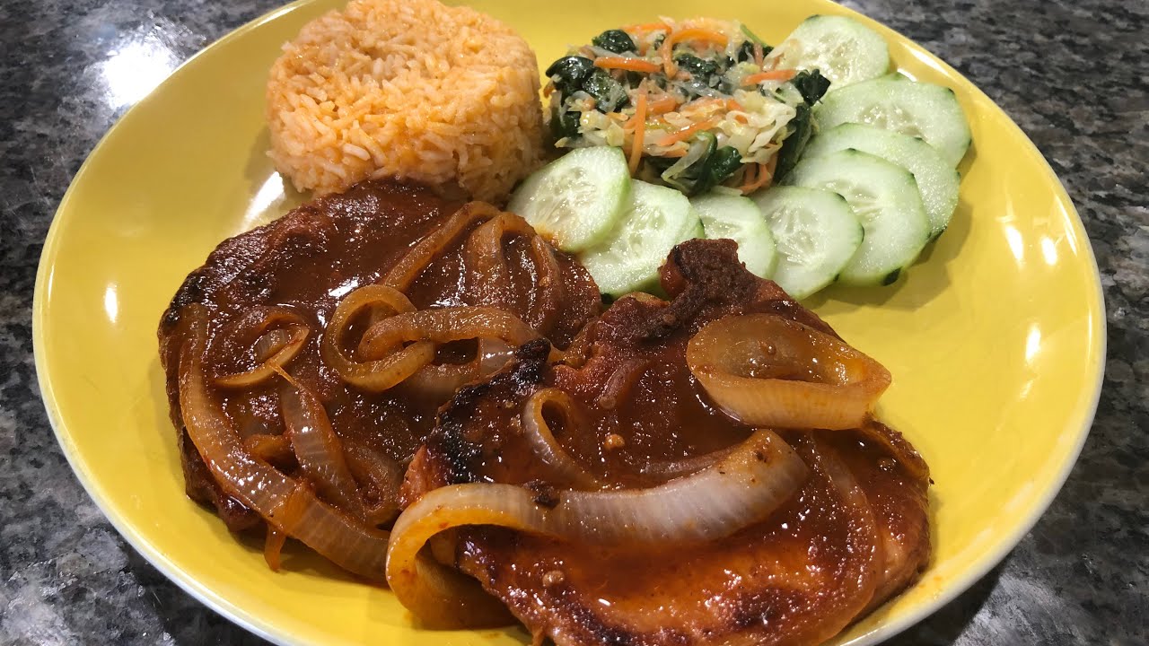 Chuletas ahumadas encebolladas en salsa de chile chipotle 🌶