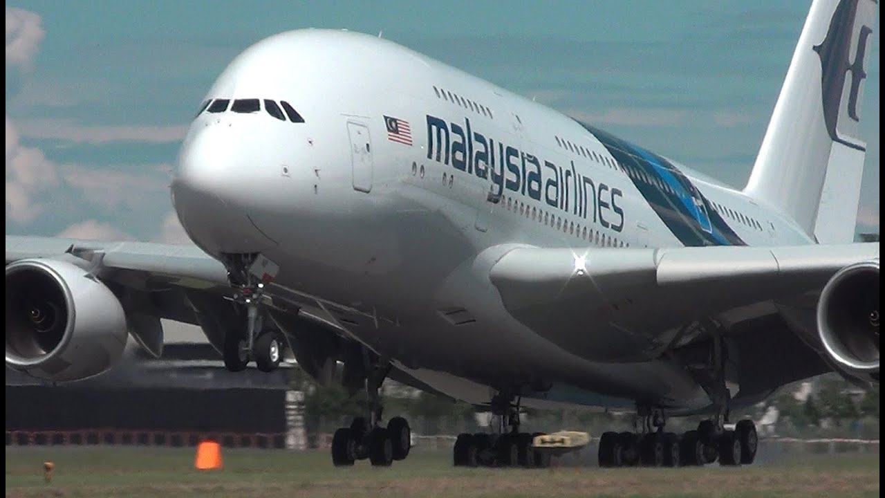 AIRBUS A380 авиакомпании MALAYSIA AIRLINES на авиасалоне в Фарнборо-2012 и A380 на затопленной вз...