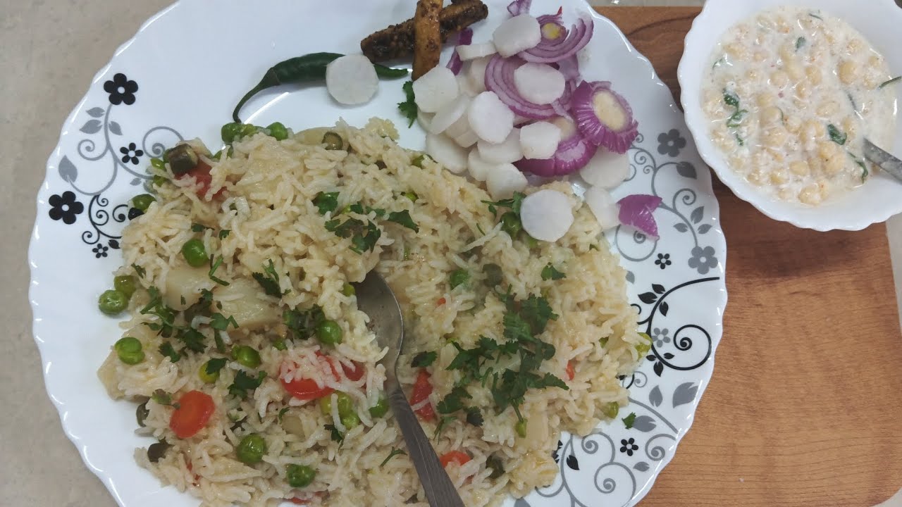 Halki fulki bhookh ke liye banai yah vegetable rice 🍚😋
