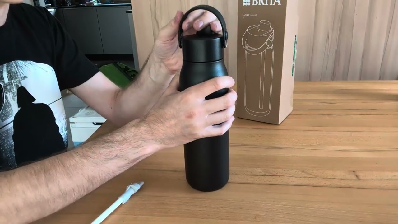 BRITA LARQ Essential Trinkflasche 1L schwarz Edelstahl Wasser Flasche, Robuste Trinkflasche mit opti