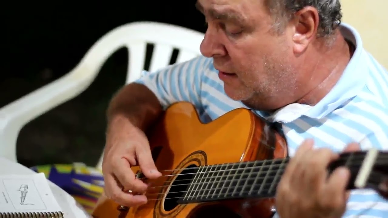 Lucio cantando Acalanto, de Caymmi, na casa da praia do Jubiabá.