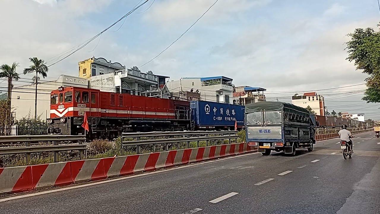 [456] D18E-608 kéo tàu hàng chuyên tuyến ít gặp HSY1 (