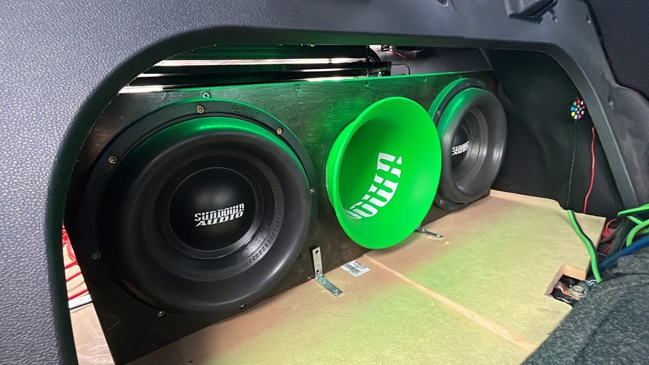2 12" SUBWOOFERS TEAR UP THIS TRUNK!