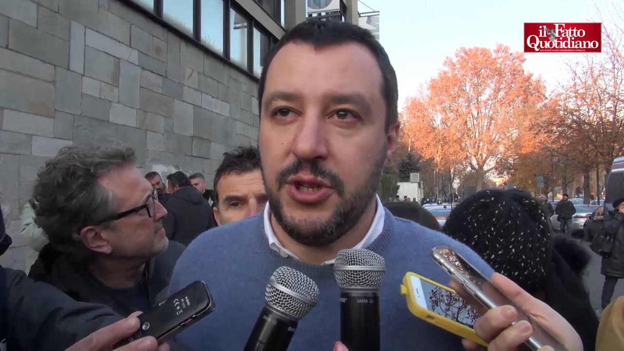 Torino, Salvini accolto con Gesù bambino nero. Lui: 