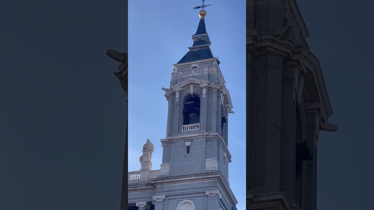 Volteo campanas de la Catedral de la Almudena en honor a día de la Almudena