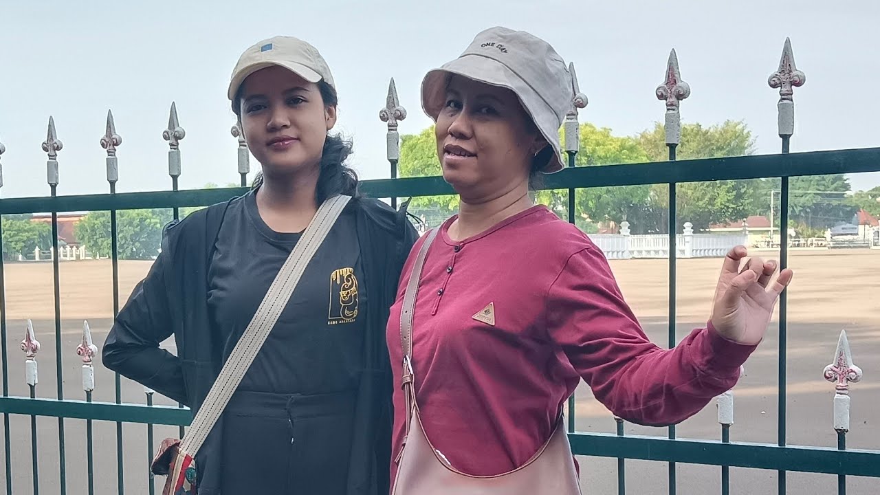 Duo Penari Jogjakarta Refreshing Jalan Kaki di Kawasan Malioboro 💃💃🏛🚶‍♀️🚶‍♀️🩷🌹🌺