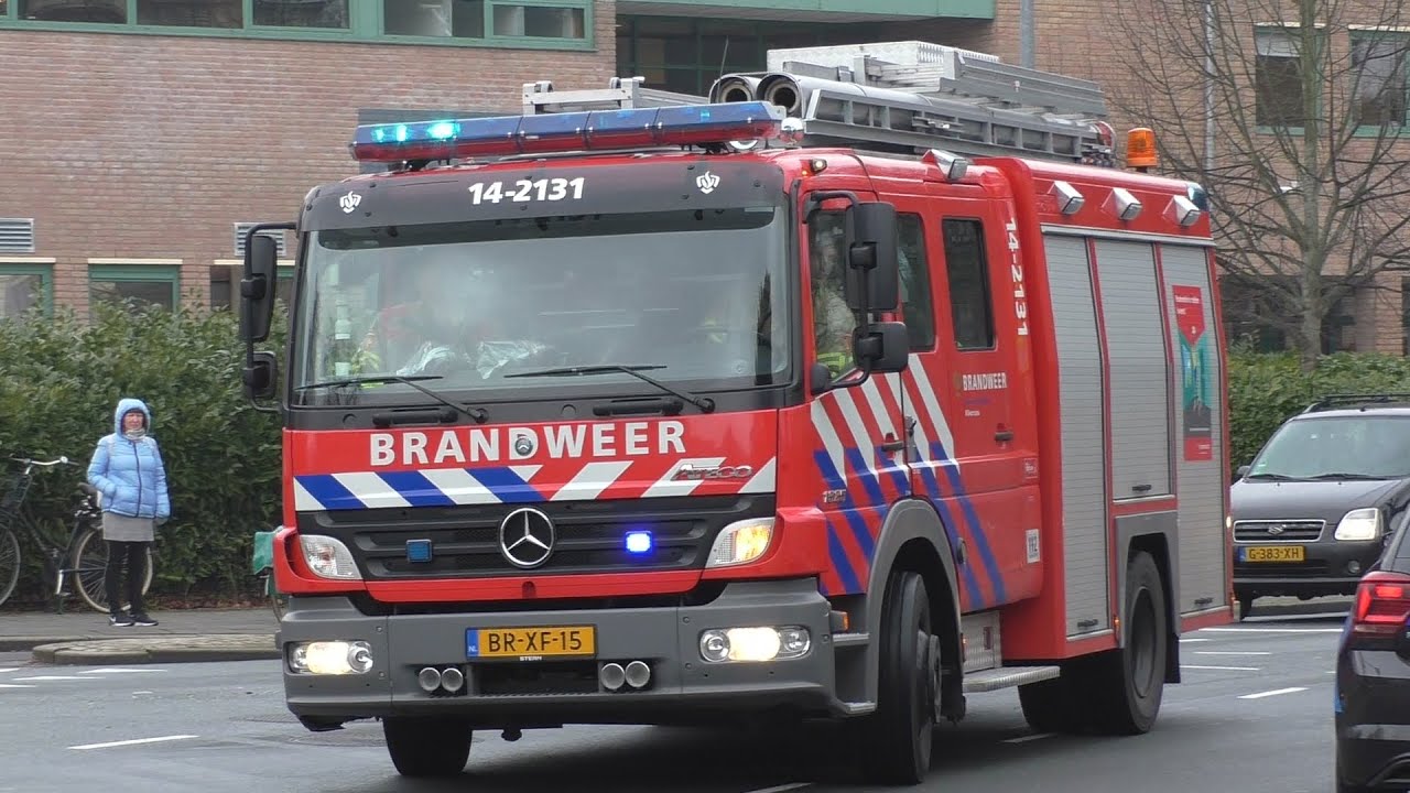 (Airhorn) Brandweer Hilversum 14-2131 en 14-7051 en Politie met spoed naar een woningbrand