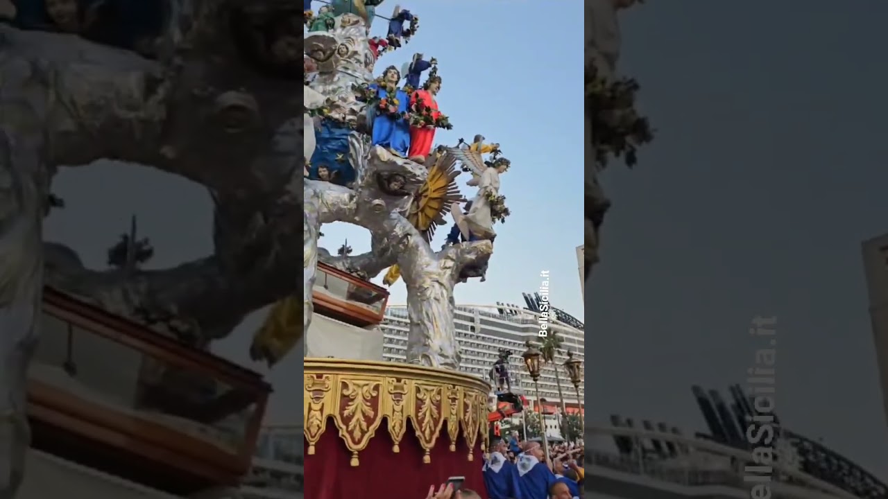 La giornata più attesa dai fedeli di Messina. La suggestiva processione della grande Vara