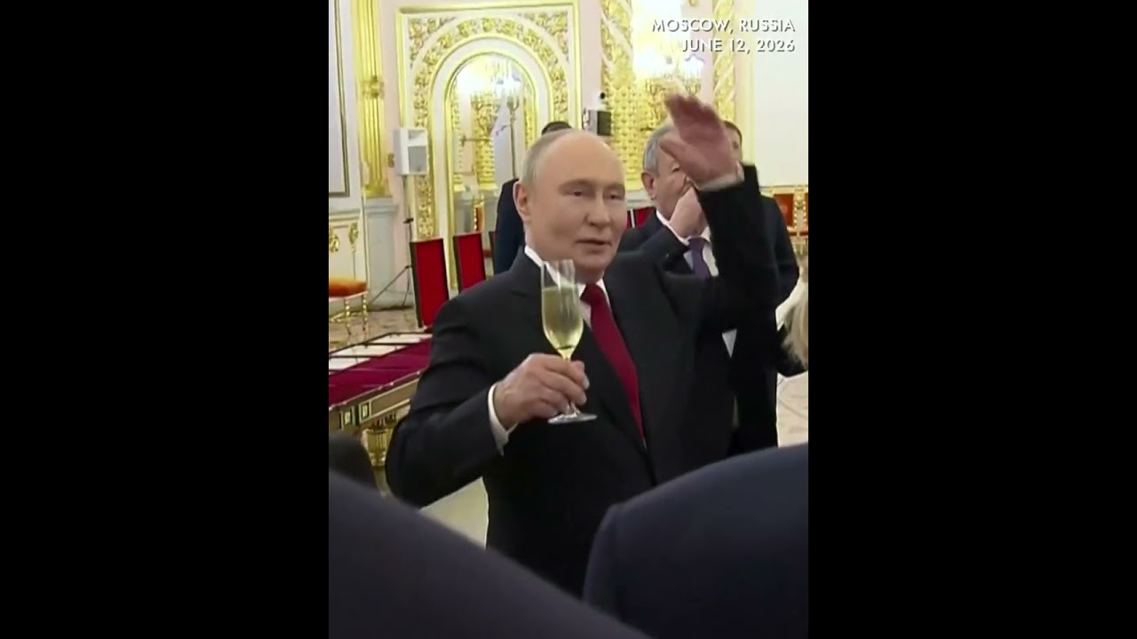 За здоровье! Путин посетил церемонию награждения во время празднования Дня народного единства в у...