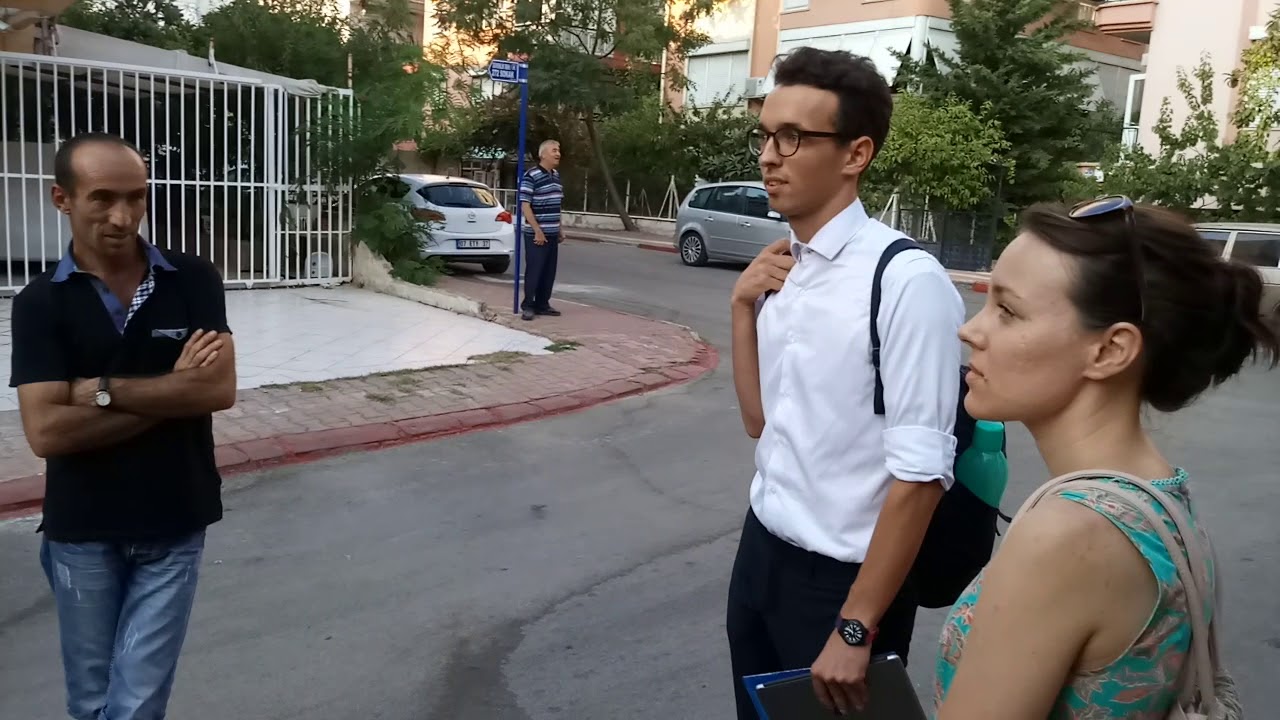 Dikkat bu şahıslar yehova şahitleri.Misyoner