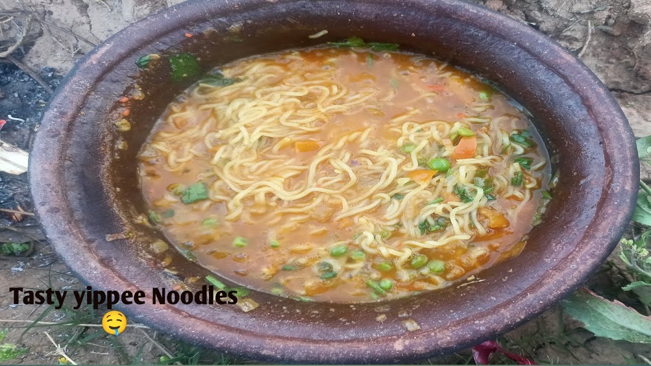 चूल्हे पर स्वादिष्ट नूडल्स बनाकर खाया।Chule Per Tasty Yippee Noodles bankar khayen🤤.