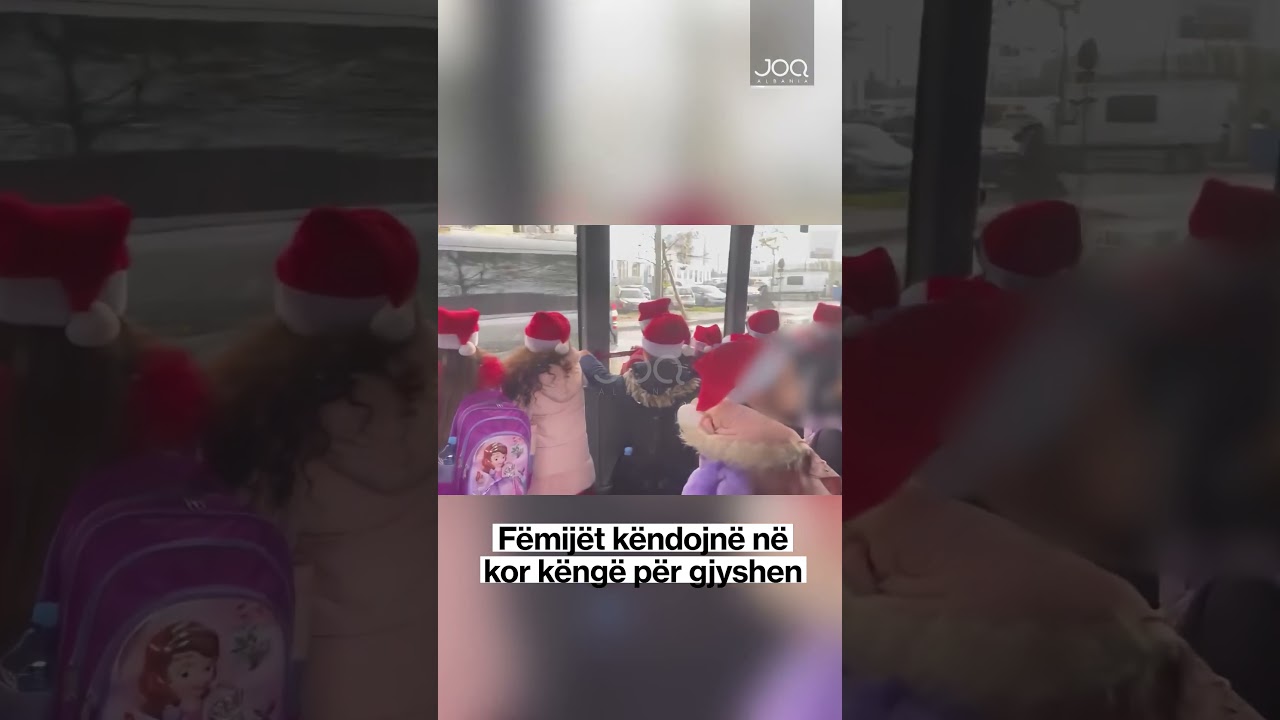 Fëmijët këndojnë në kor këngë për gjyshen