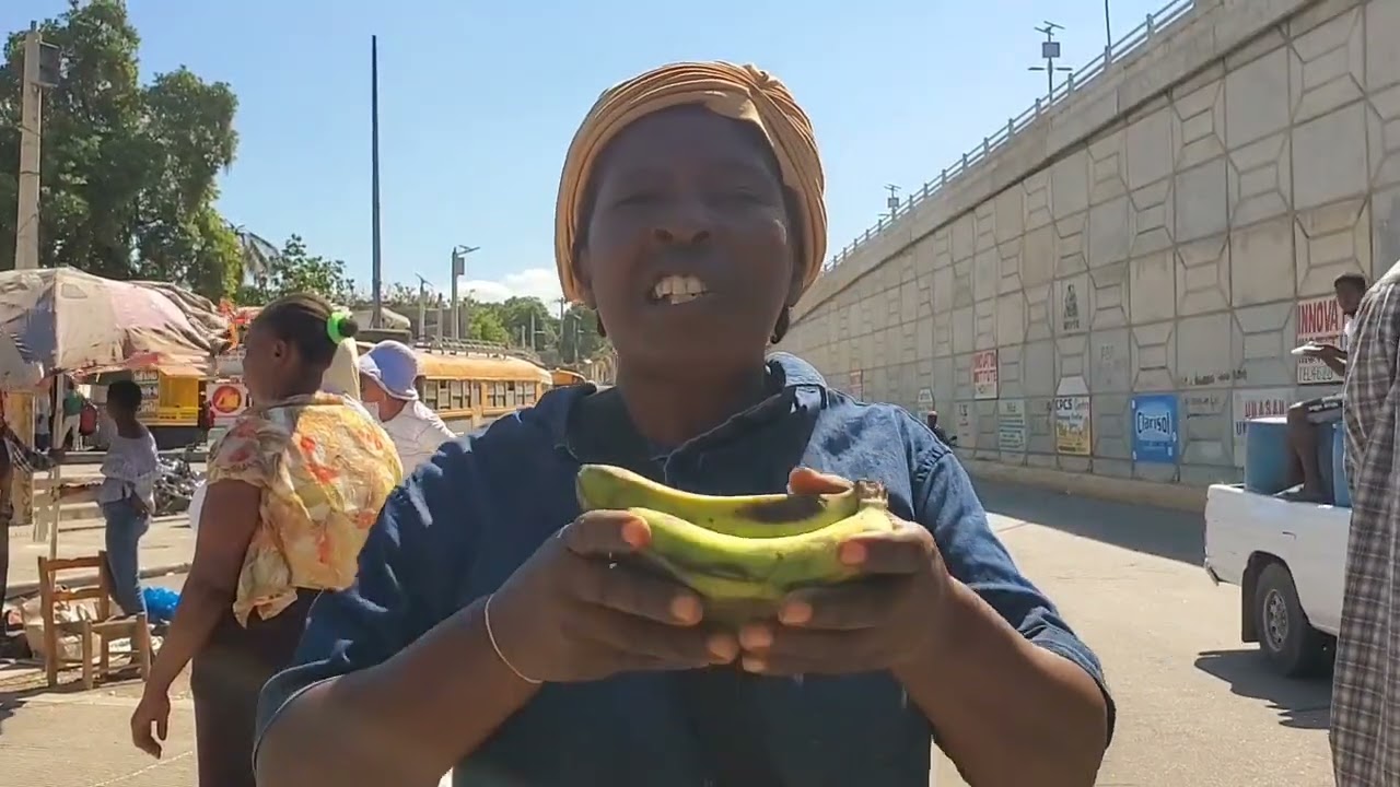 Aktivite yo kòmanse reprann kafou Ayopò jounen lendi a , ti machann yo kontan, lapolis prezan