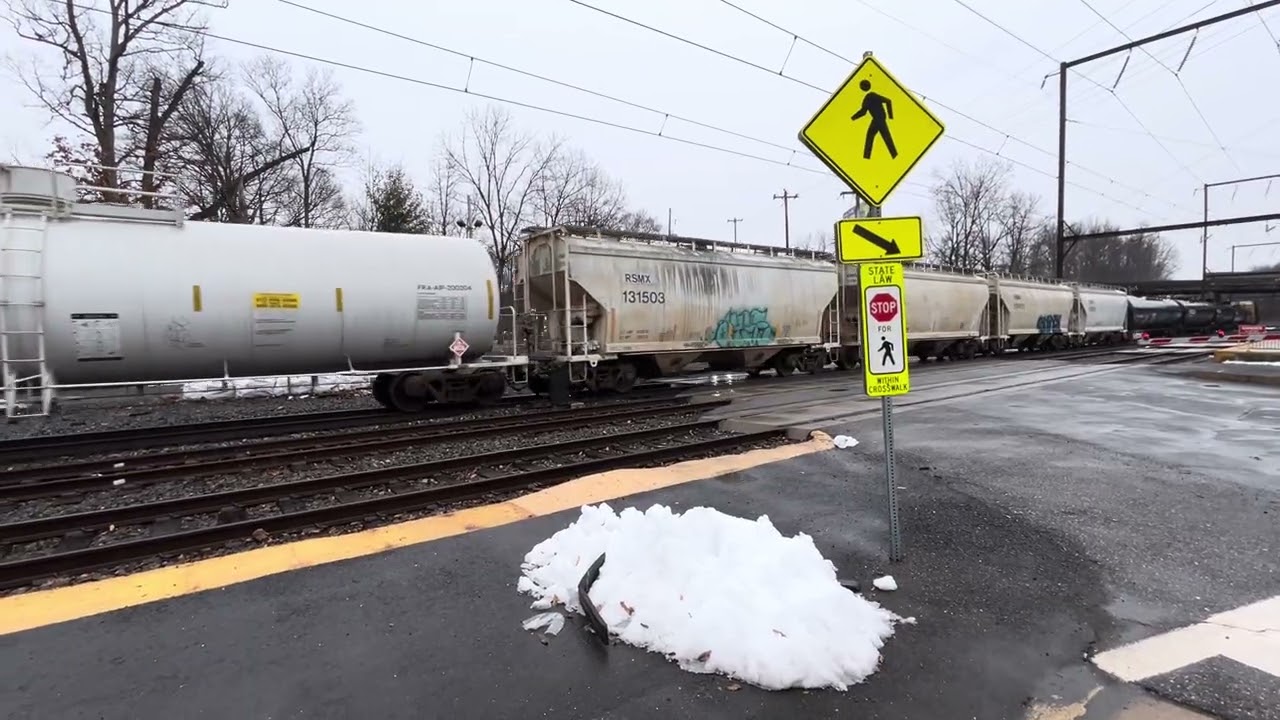Csxt m404 departing from Woodbourne yard 