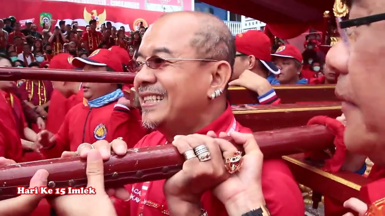 KEMERIAHAN SINGKAWANG DALAM PANGGUNG IMLEK DAN CAP GO MEH