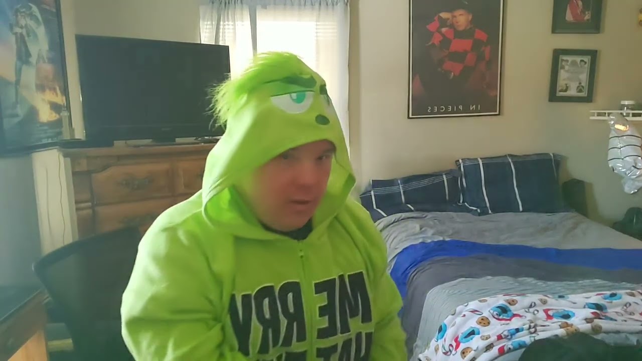 Witch turn the grinch into a cat 