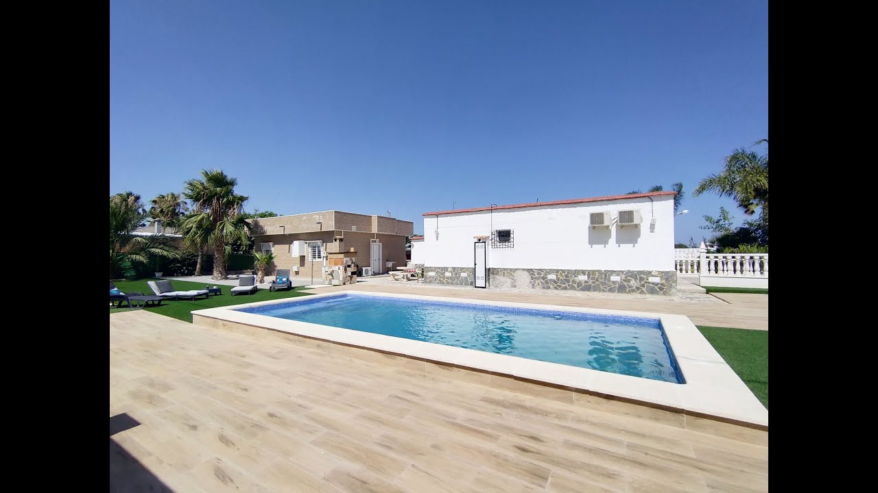 Country house. This is a rare opportunity to own three properties on one plot 2SP516 Price 425.000€
